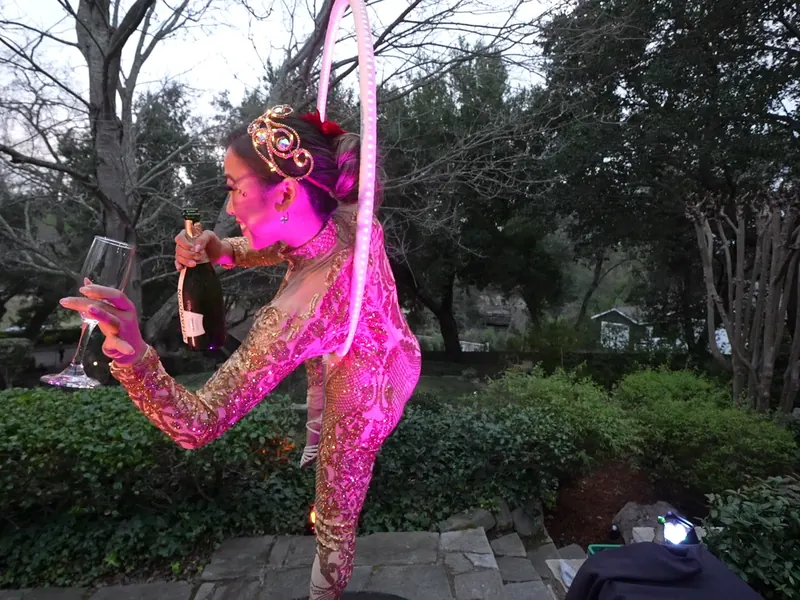 Performer entertaining guests in the garden at a Portola Valley celebration